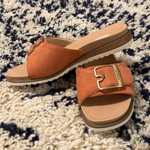 Size 6.5 Dr. Scholls orange shoe